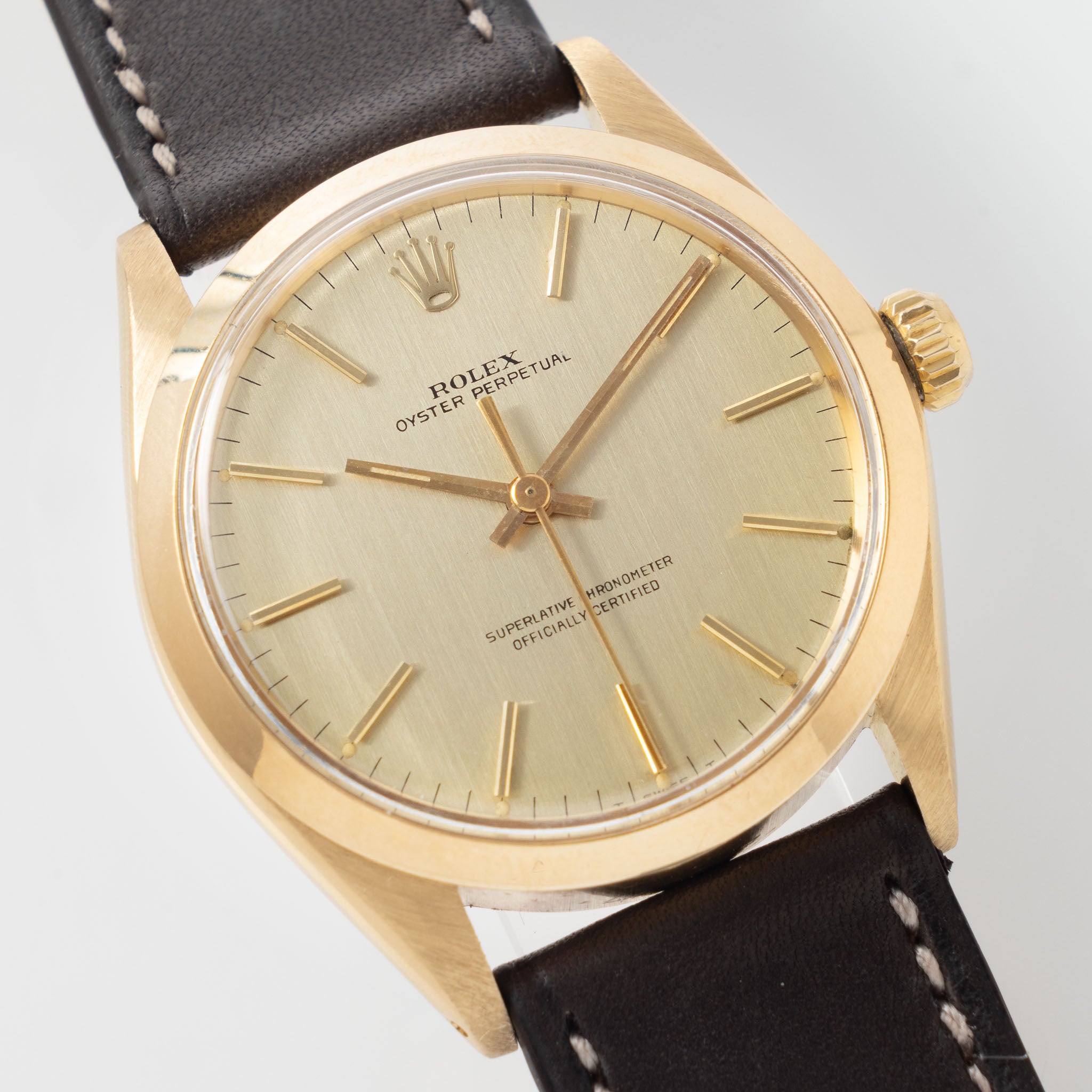 Rolex Oyster Perpetual Vertical brushed Champagne Dial in 18 k Yellow Gold ref 1002