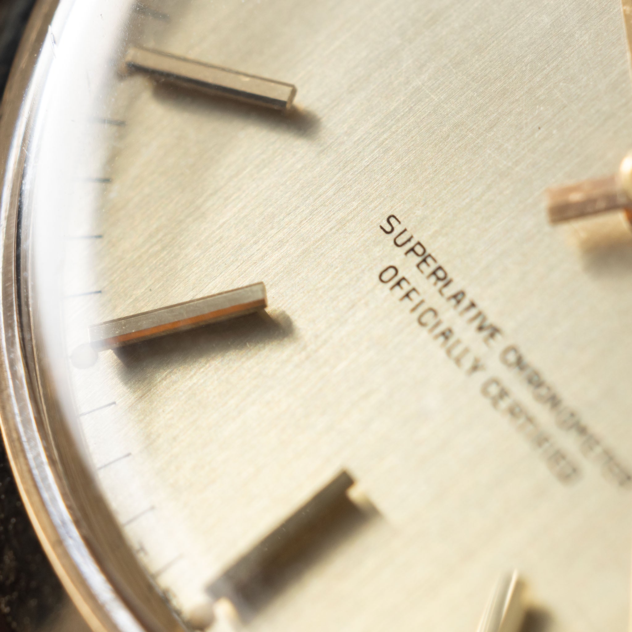 Rolex Oyster Perpetual Vertical brushed Champagne Dial in 18 k Yellow Gold ref 1002